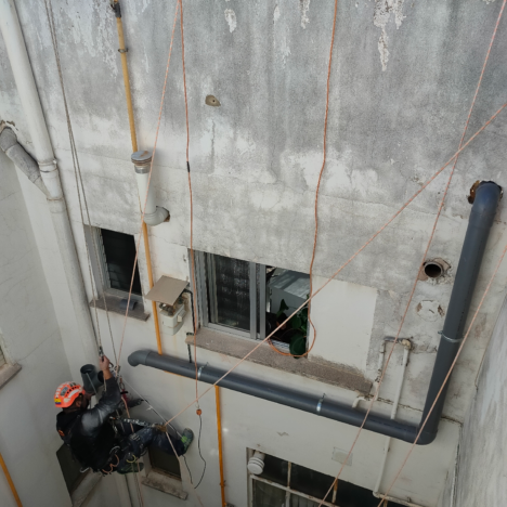 Restauracion de pared medianera en Alboraya mediante grua elevadora