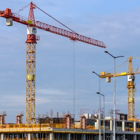 Rehabilitacion de fachadas mediante andamio tubular, tijera elevadora y andamios colgantes en Valencia.