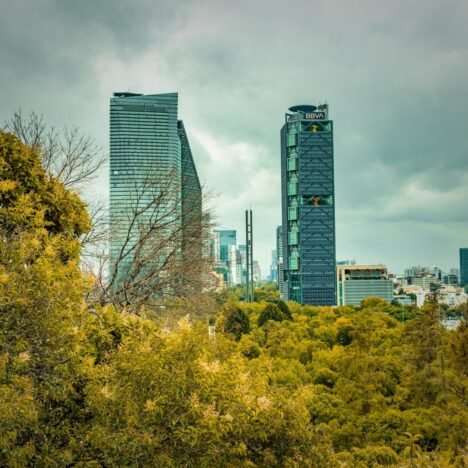 Edificios antiguos necesitan rehabilitación y cómo contribuye a la sostenibilidad urbana.